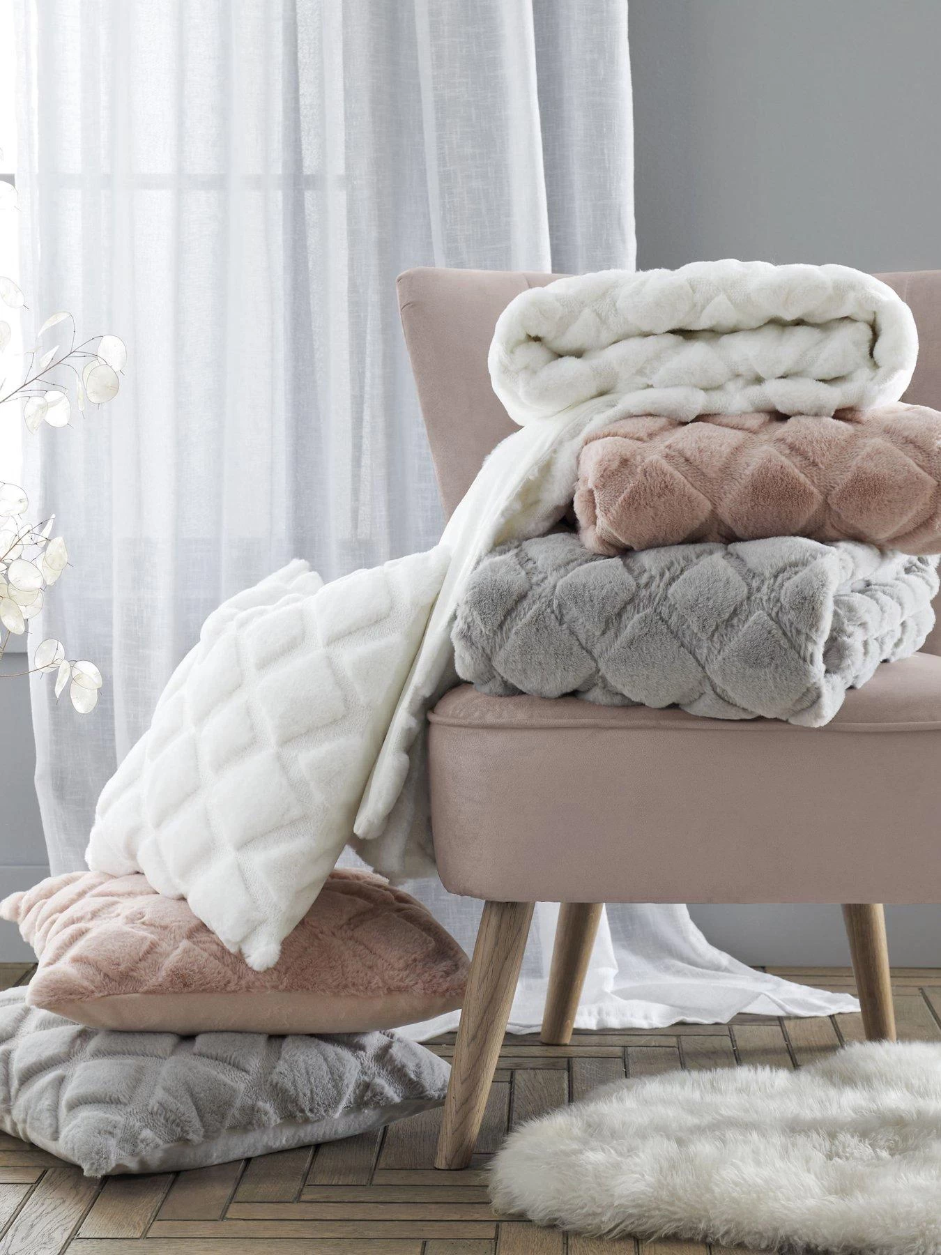 Catherine Lansfield Cosy Diamond Throw 5 Catherine Lansfield Cosy Diamond Throw - Image 3