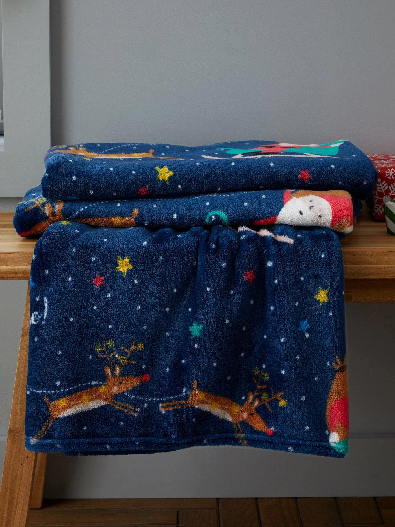 Catherine Lansfield Kids Santas Christmas Wonderland Blanket Throw - Multi 3 Catherine Lansfield Kids Santas Christmas Wonderland Blanket Throw - Multi