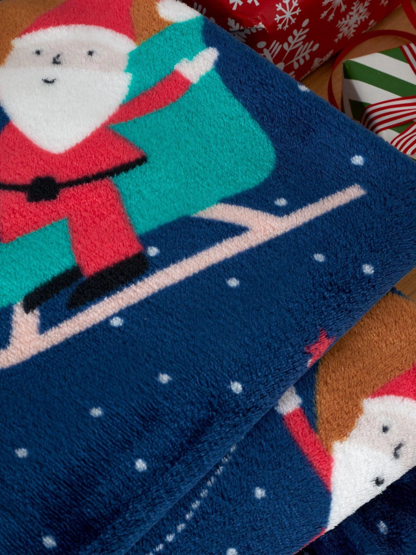 Catherine Lansfield Kids Santas Christmas Wonderland Blanket Throw - Multi 5 Catherine Lansfield Kids Santas Christmas Wonderland Blanket Throw - Multi - Image 3