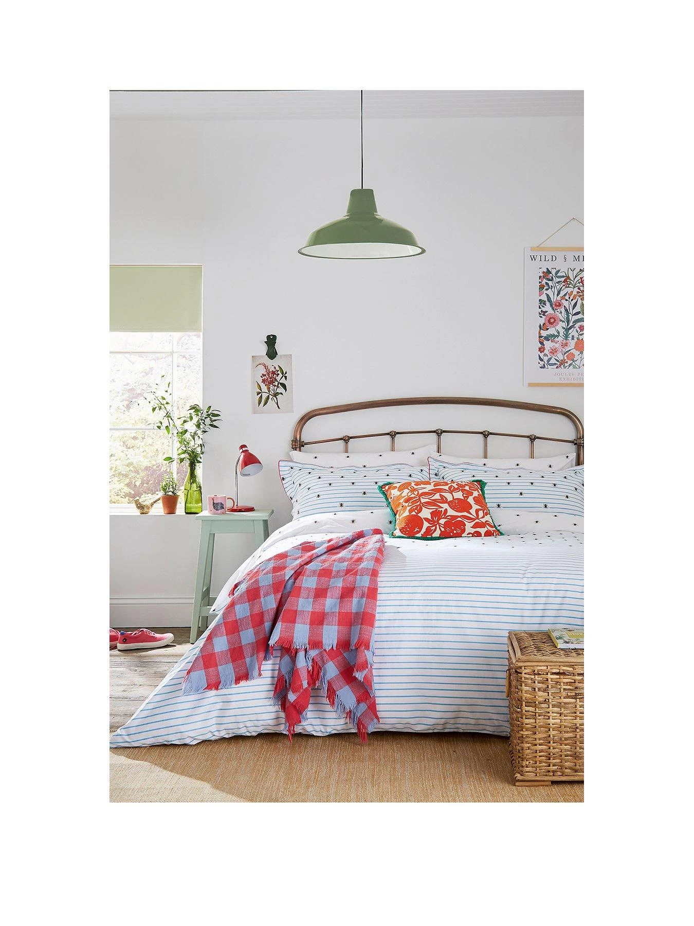 Joules Botanical Bee Spring Duvet Cover Set - Multi 4 Joules Botanical Bee Spring Duvet Cover Set - Multi - Image 2