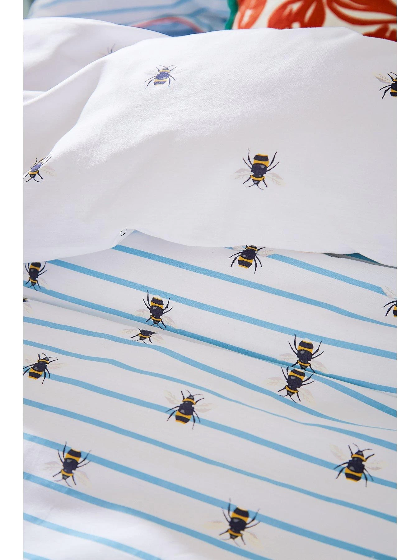 Joules Botanical Bee Spring Duvet Cover Set - Multi 5 Joules Botanical Bee Spring Duvet Cover Set - Multi - Image 3
