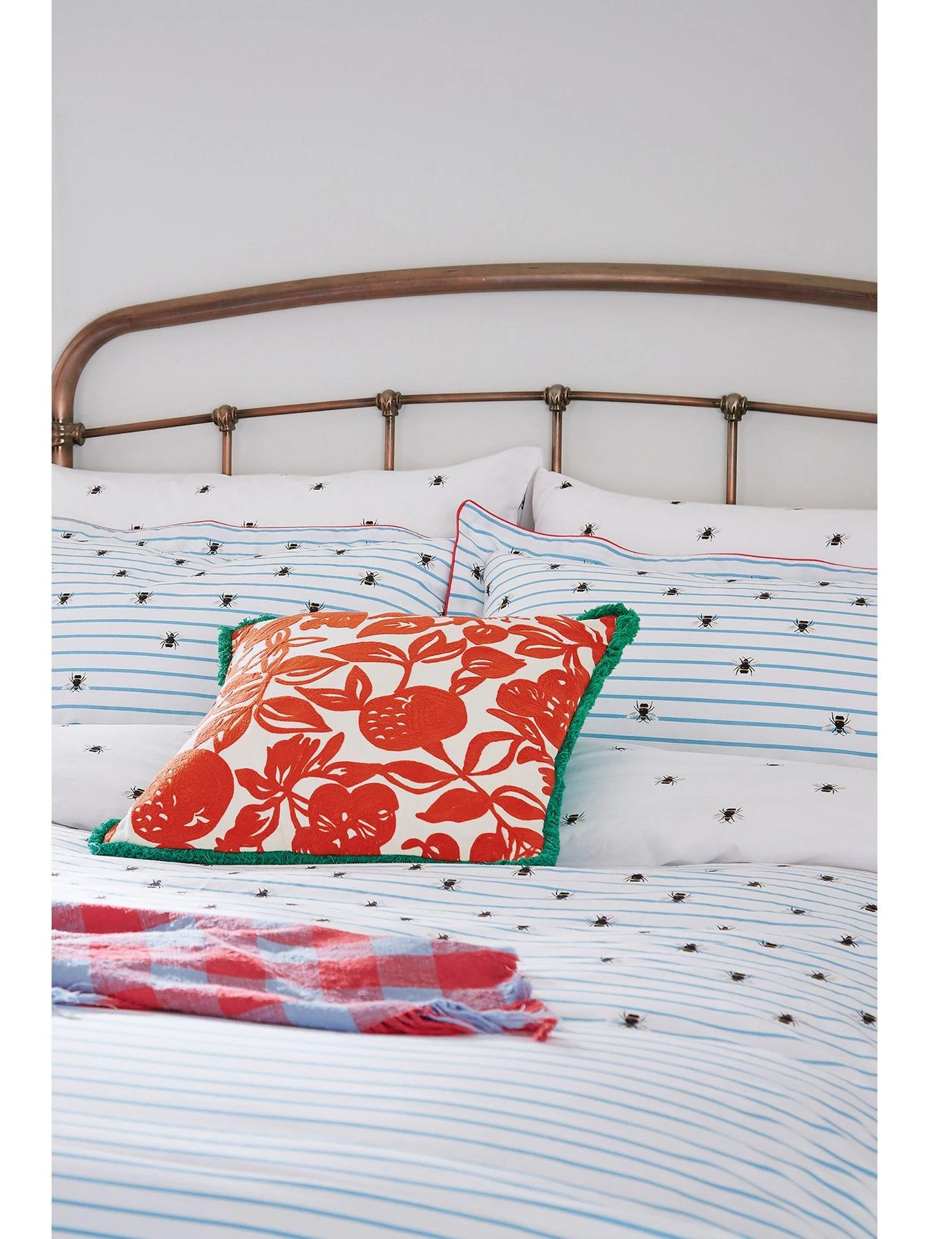 Joules Botanical Bee Spring Duvet Cover Set - Multi 6 Joules Botanical Bee Spring Duvet Cover Set - Multi - Image 4