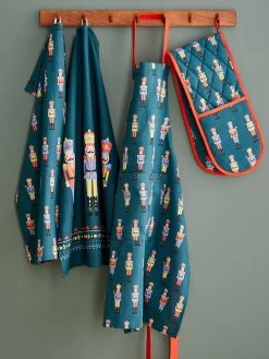 Catherine Lansfield Nutcracker Double Oven Glove 8 Catherine Lansfield Nutcracker Double Oven Glove -Home Comprehensive VOW0S SQ3 0000000099 N A SLd1